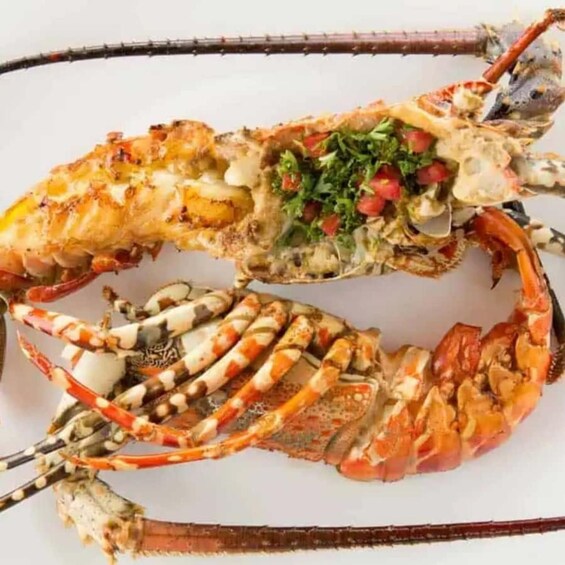 Un crabe cuit, doté d’une carapace dorée et croustillante, de pinces et d’une garniture visible à base d’herbes et, éventuellement, de fromage. 2