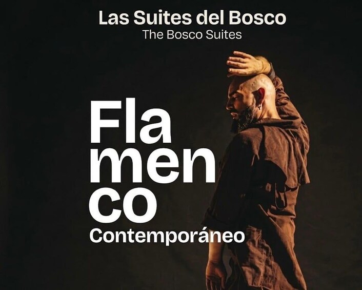 Eine Person in einer braunen Robe mit dem Schriftzug 'Las Suites del Bosco The Bosco Suites' und 'Flamenco Contemporáneo' vor dunklem Hintergrund. 1