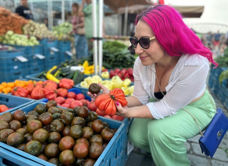Une personne choisit des tomates sur un marché. 4