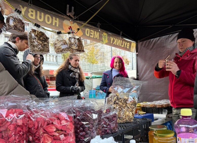 Un étal de marché proposant des produits secs et portant une pancarte sur laquelle on peut lire : « BULLYKNY, MIEL ». 3