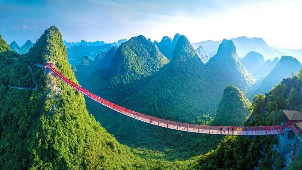Un pont suspendu dans un paysage montagneux. 3