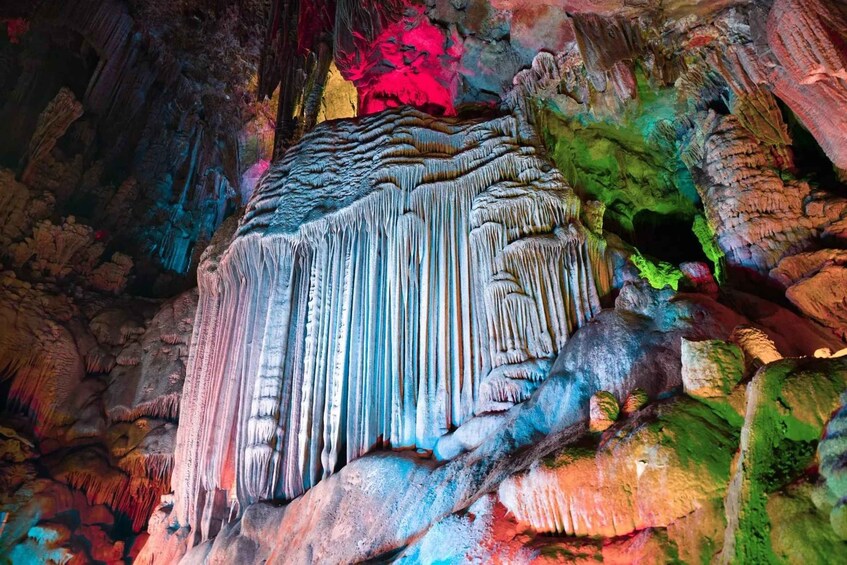 Une grotte ornée de stalactites et de stalagmites aux couleurs vives. 2