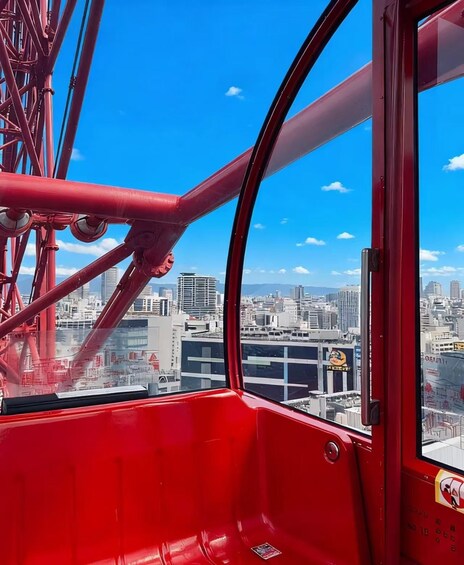 Un téléphérique rouge avec une vue sur la ville en arrière-plan. 4