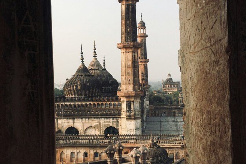 Un edificio histórico con cúpulas y minaretes, visto a través de un arco. 4