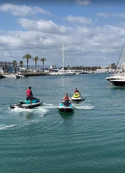 Ein Jachthafen mit Booten und Jetskis. 3