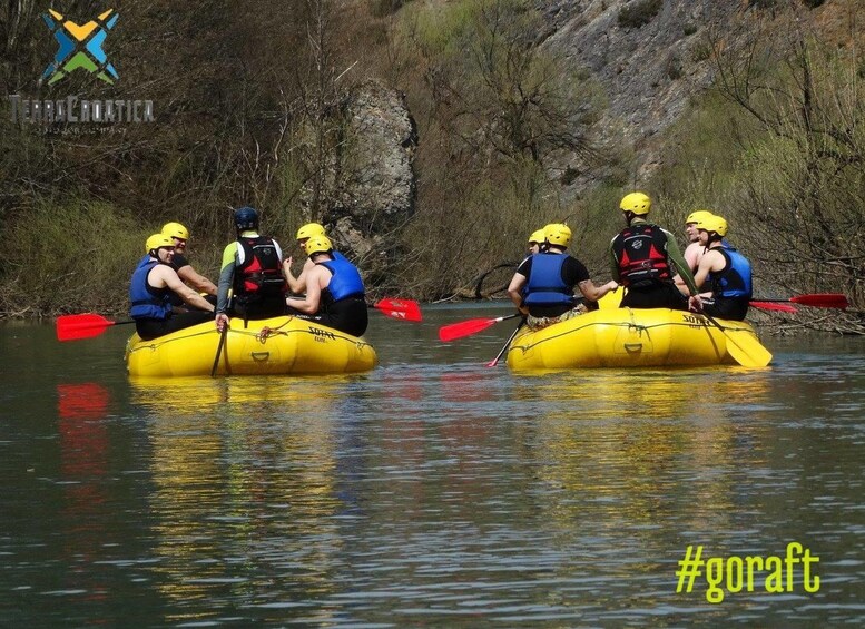 Eine Gruppe von Menschen in gelben Luftmatratzen auf einem Fluss, die mit roten Paddeln paddeln. 1