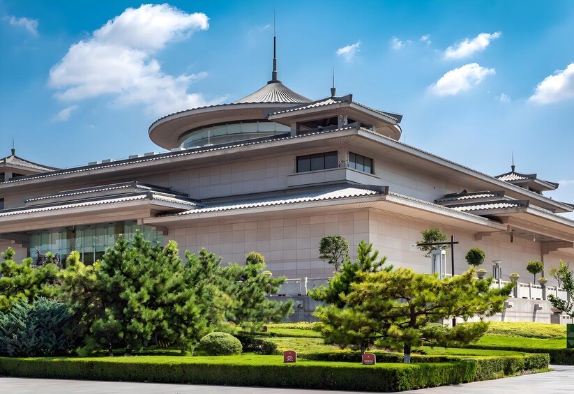 Un bâtiment moderne doté d’un toit incurvé et d’éléments architecturaux traditionnels. 1