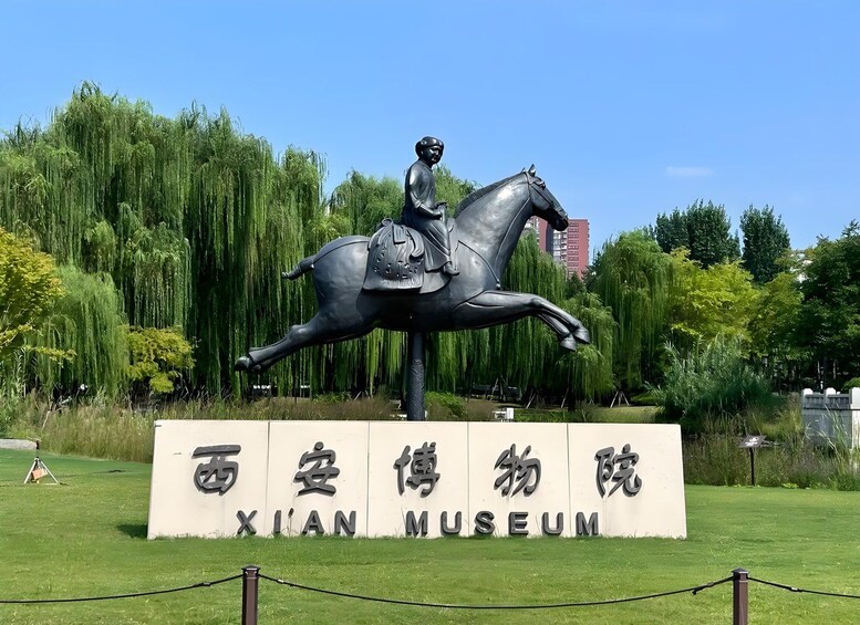 Une statue d’un homme à cheval devant le musée de Xi’an. 2