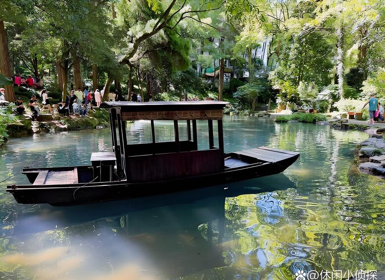 Un bateau traditionnel sur une rivière paisible, entouré d’une végétation luxuriante. 3