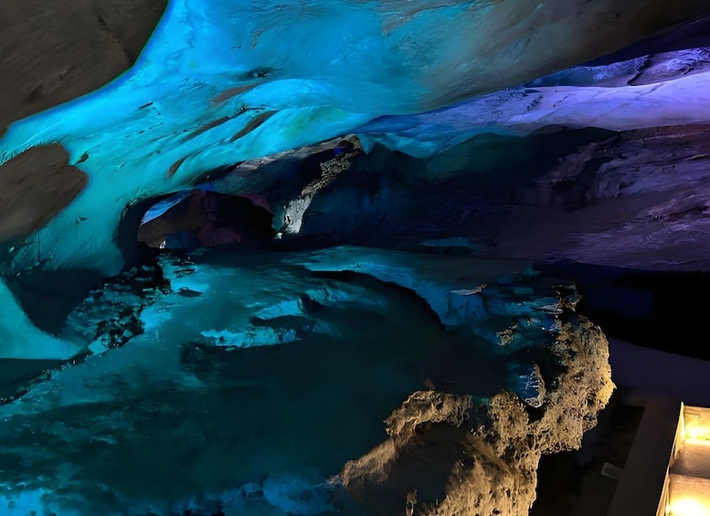 Une grotte de glace illuminée de lumières bleues et violettes. 1