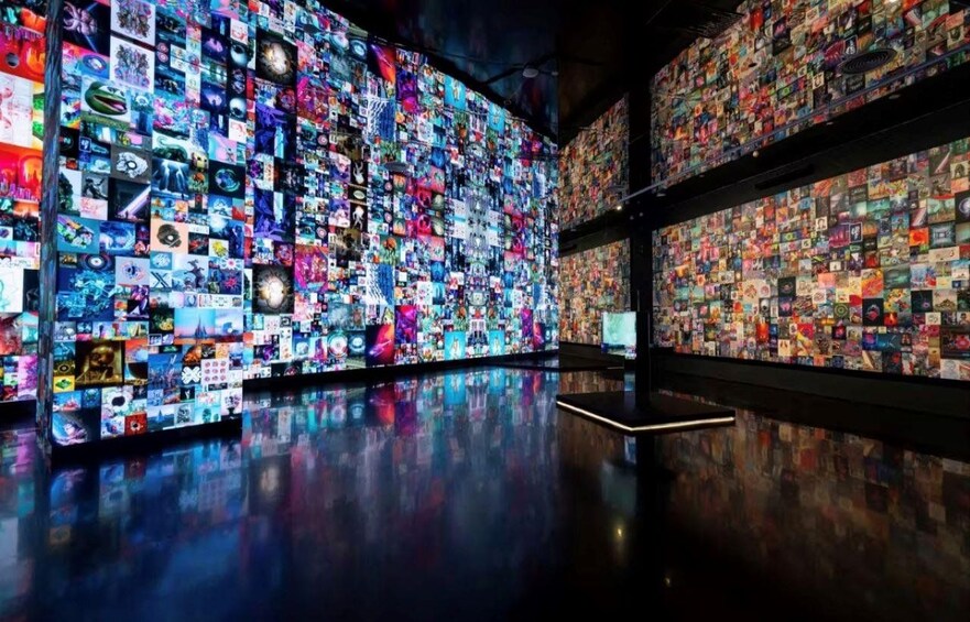 Un grand mur illuminé, recouvert de nombreuses images et motifs colorés. 2