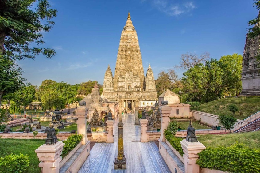 Un vaste complexe de temples richement décorés, avec une flèche centrale, entouré de bâtiments plus petits et d’un jardin bien entretenu. 1