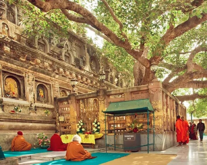 Un temple orné de sculptures complexes, une boîte à offrandes et des moines en méditation. 5
