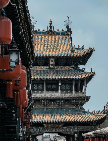 Une pagode traditionnelle à plusieurs niveaux, ornée de tuiles complexes et d’éléments décoratifs. 5