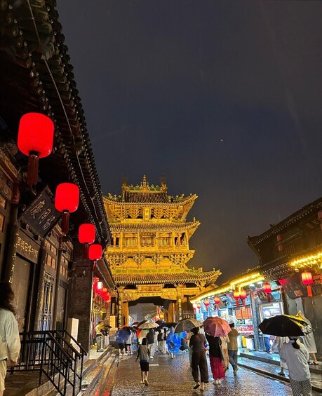 Un bâtiment traditionnel chinois, doté d’une architecture richement décorée et illuminé de lanternes rouges. 4
