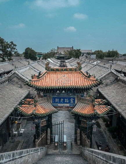 Un ensemble architectural chinois traditionnel, caractérisé par des toits richement décorés et une porte principale. 1