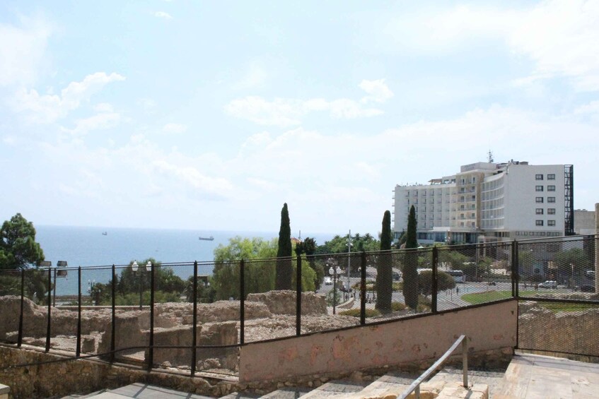 Des ruines antiques, un bâtiment moderne et un ciel bleu azur. 5