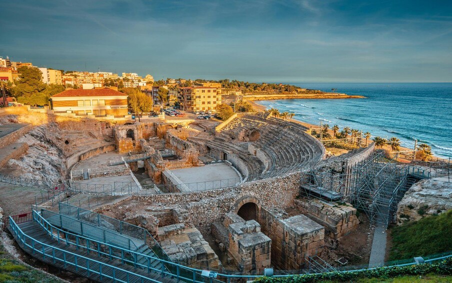 Un amphithéâtre antique doté d’une promenade moderne et offrant une vue sur la côte. 1