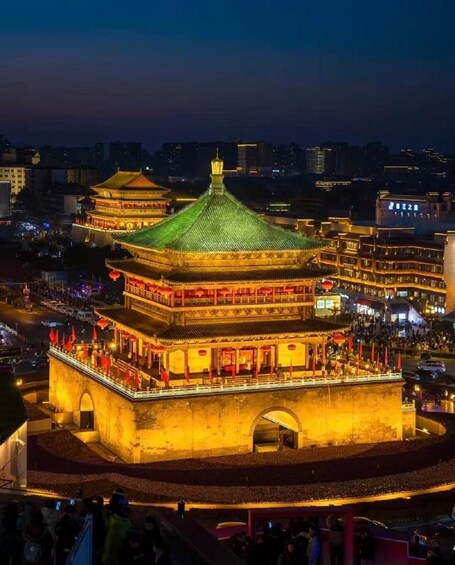 Un bâtiment traditionnel chinois, doté d’un toit végétalisé, entouré d’un paysage urbain moderne. 5