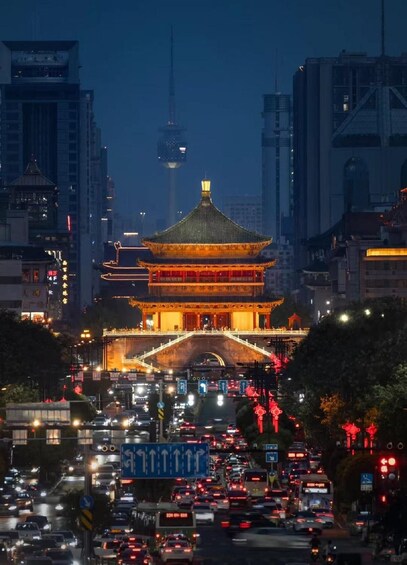 Un bâtiment traditionnel chinois, doté d’un toit à plusieurs niveaux, entouré d’un paysage urbain moderne et d’une circulation intense. 2