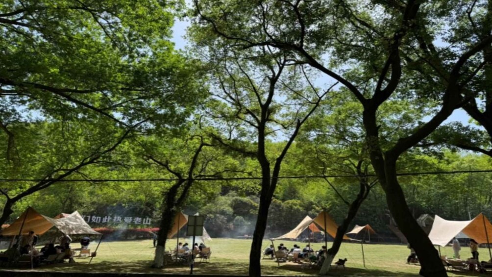 Un terrain de camping avec des tentes et des personnes. 3