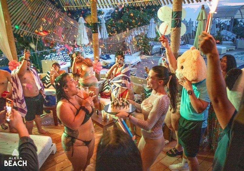 Une fête où l’on célèbre, avec des confettis et un grand ours en peluche. 4