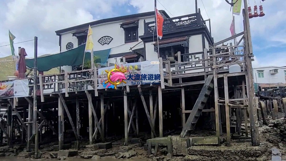 Un bâtiment en construction, avec des échafaudages, des drapeaux et du matériel de construction. 3
