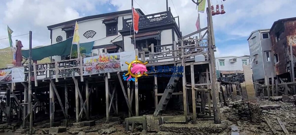Un bâtiment en construction, avec des échafaudages, des drapeaux et un panneau indicateur. 2
