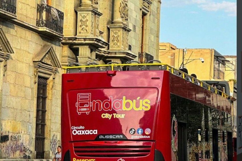 A red double-decker bus with 'endabús City Tour' and 'Circuito Oaxaca' written on it. 2