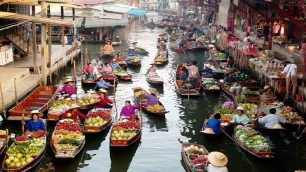 Une voie navigable animée, où de nombreux bateaux transportent de grandes quantités de produits frais. 3