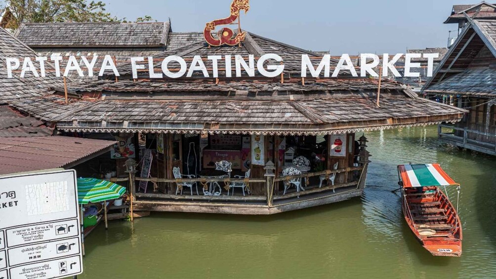 Un marché flottant composé de structures en bois, avec un bateau amarré à proximité. 2