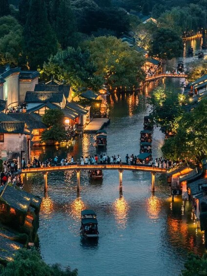 Une ville riveraine, avec des bâtiments traditionnels, un pont et des bateaux. 2