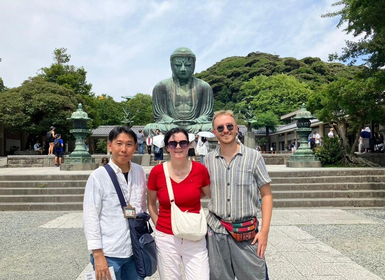 Una gran estatua de Buda, una fuente y un templo al fondo. 4