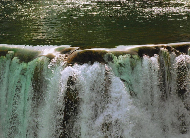 Ein Wasserfall, über den Wasser tosend herabfließt. 1
