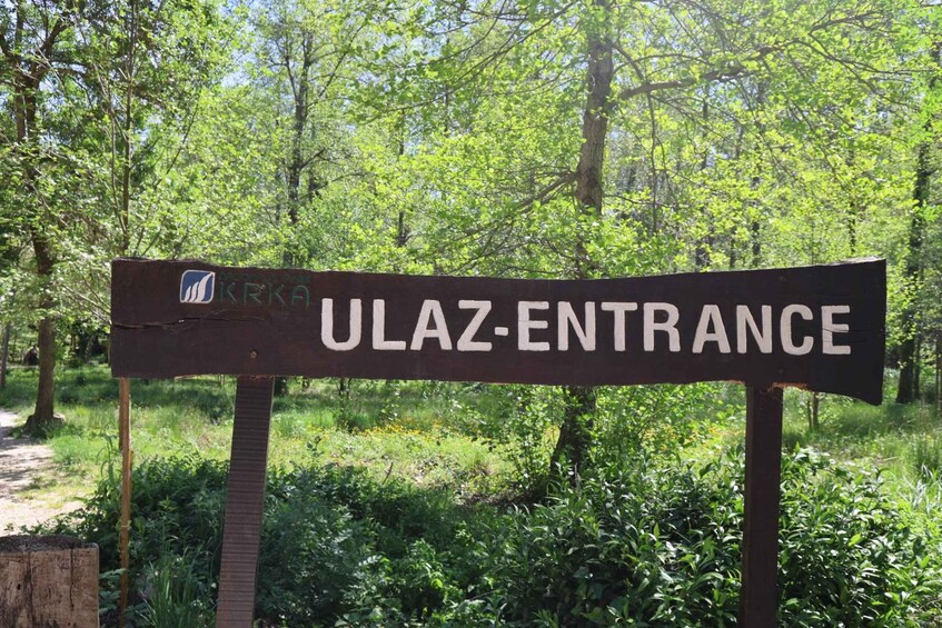 Schild für den ULAZ-EINTRITT in einem bewaldeten Gebiet. 2
