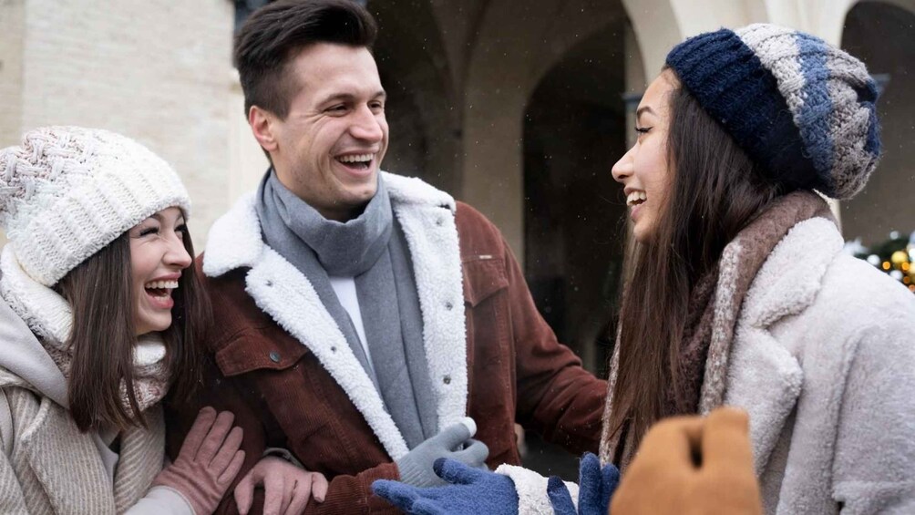 Un groupe de personnes se trouve à l’extérieur, portant des vêtements d’hiver. 4