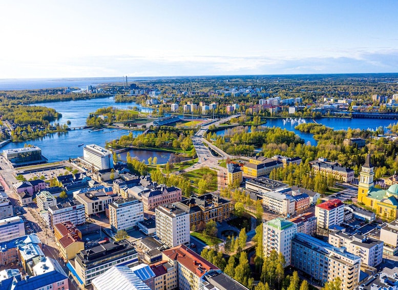 Un paysage urbain avec une rivière, des bâtiments et de la verdure. 1