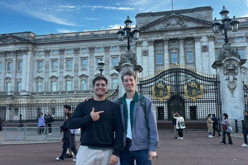 Two people standing in front of Buckingham Palace. 3