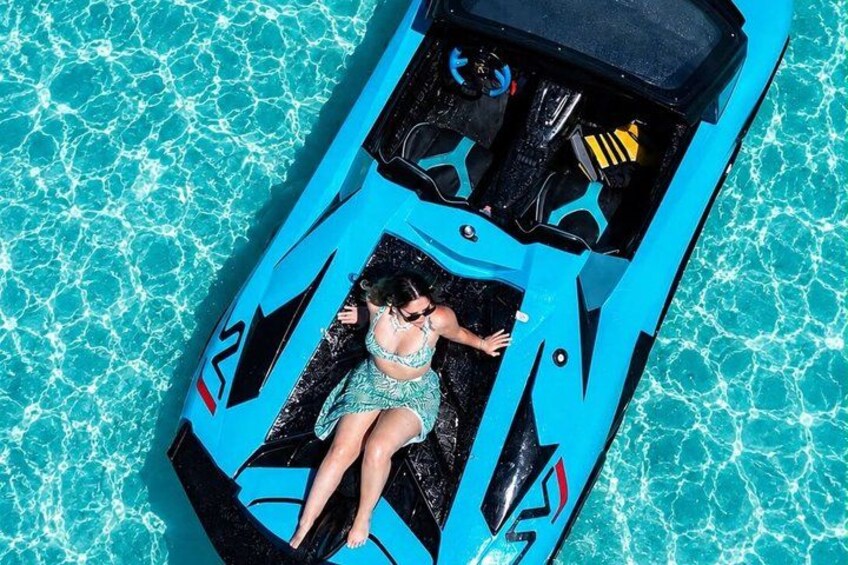 Una persona en un vehículo acuático azul sobre una piscina con agua cristalina. 2
