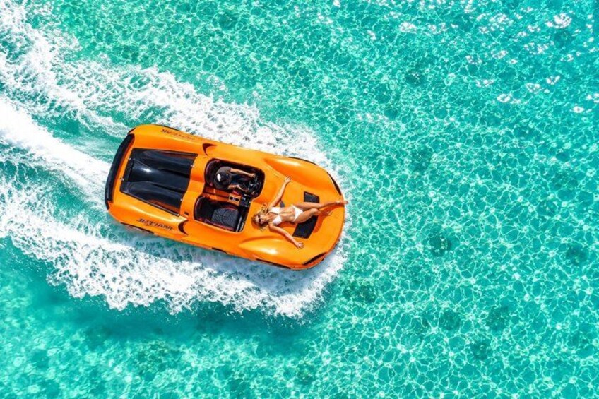 Un jet ski naranja sobre aguas turquesas. 4