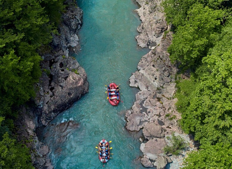 Une rivière bordée de rochers, où l’on peut faire du rafting sur des embarcations gonflables. 3