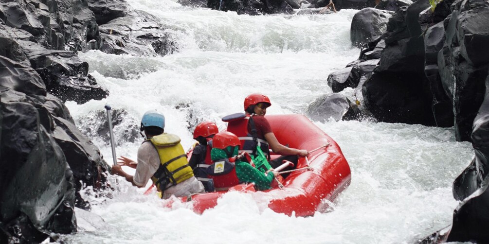 Un groupe de personnes fait du rafting sur une rivière à courant rapide. 4
