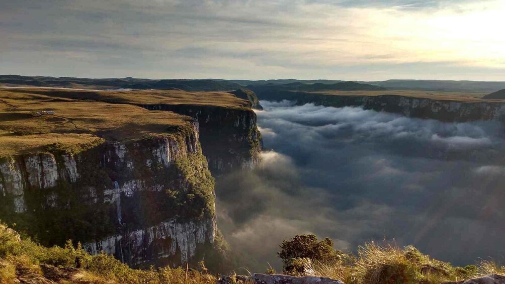 Un vaste canyon aux parois abruptes, avec une rivière qui le traverse. 1