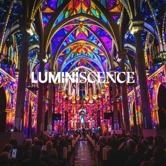 L’intérieur d’une cathédrale, avec ses vitraux colorés et une foule de personnes. 1