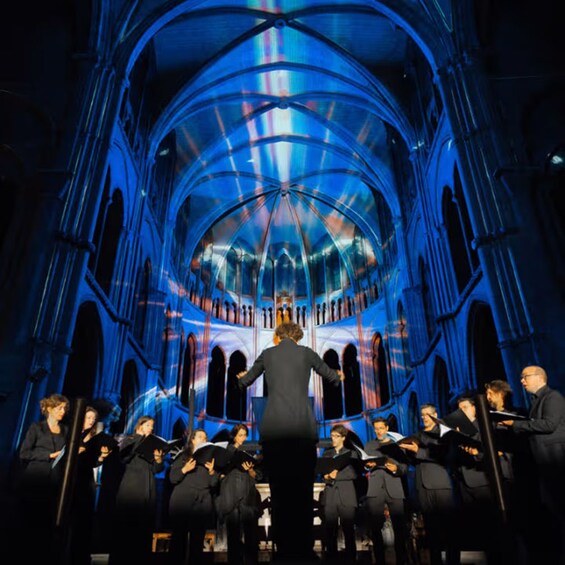 Une chorale se produit dans une cathédrale dotée d’un vaste plafond en arc de cercle. 5
