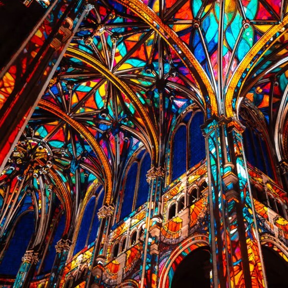 Une vitre décorative aux motifs complexes et aux couleurs vives. 2