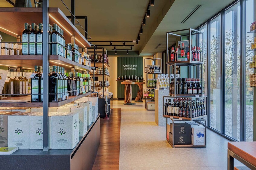 Una tienda de vinos con estantes llenos de botellas y cajas. 3