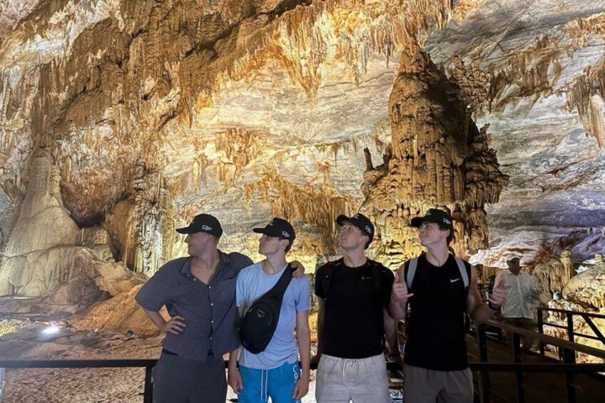 Un grupo de personas en una cueva con estalactitas y estalagmitas. 3