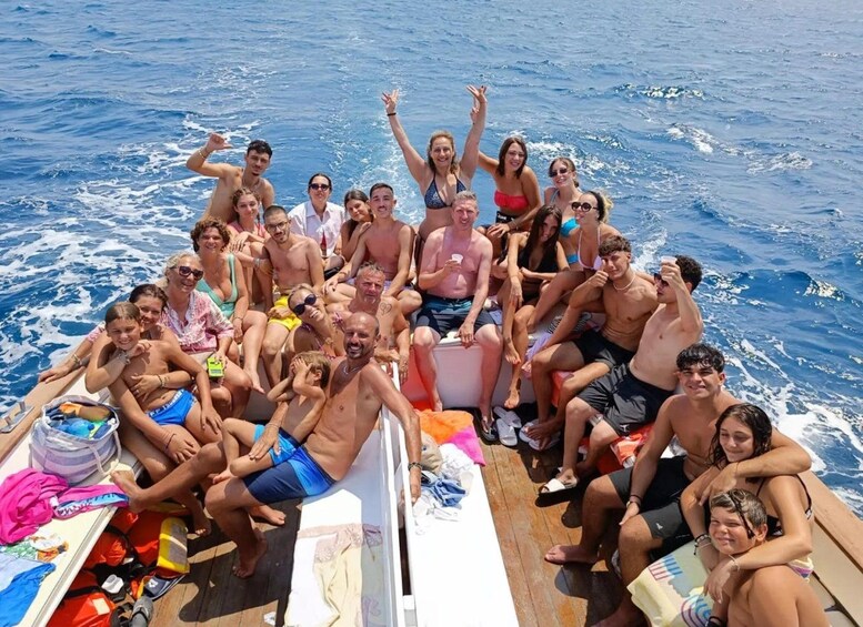 Un grupo de personas en un barco, con el océano al fondo. 1