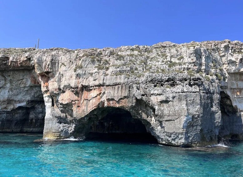 Un acantilado costero rocoso con la entrada natural de una cueva. 4